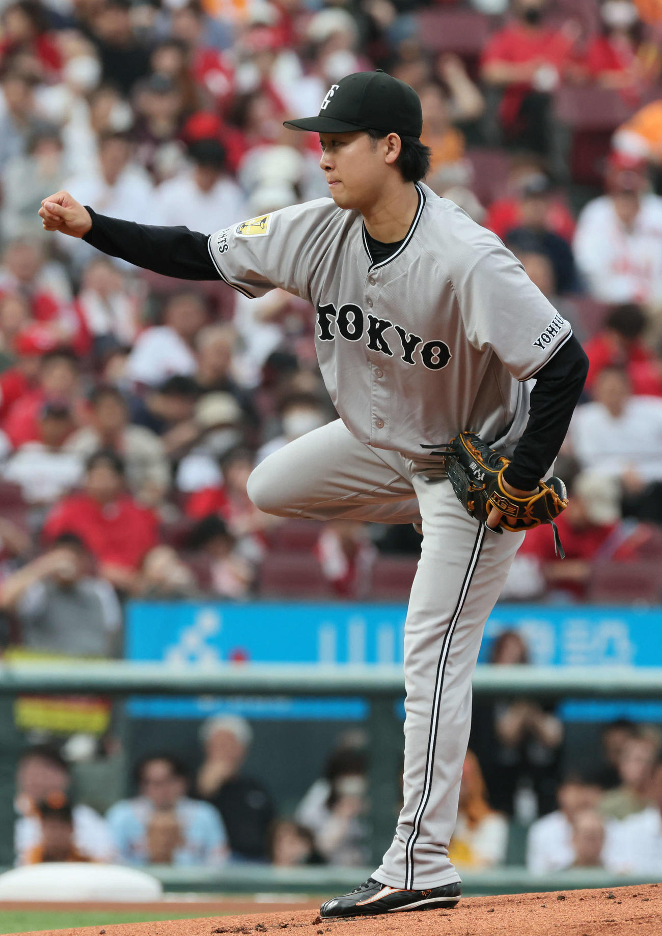 広島対巨人　巨人先発の山崎（撮影・加藤孝規）