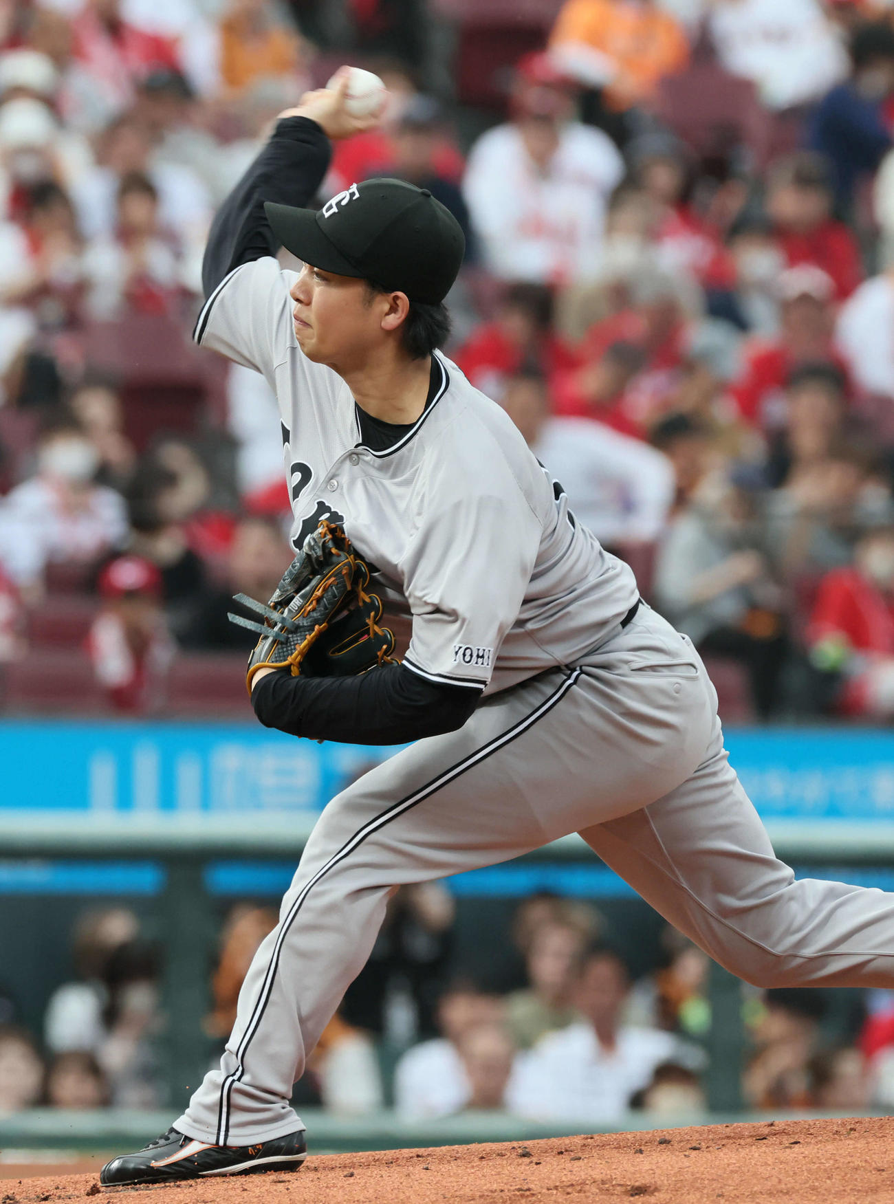 広島対巨人　巨人先発の山崎（撮影・加藤孝規）