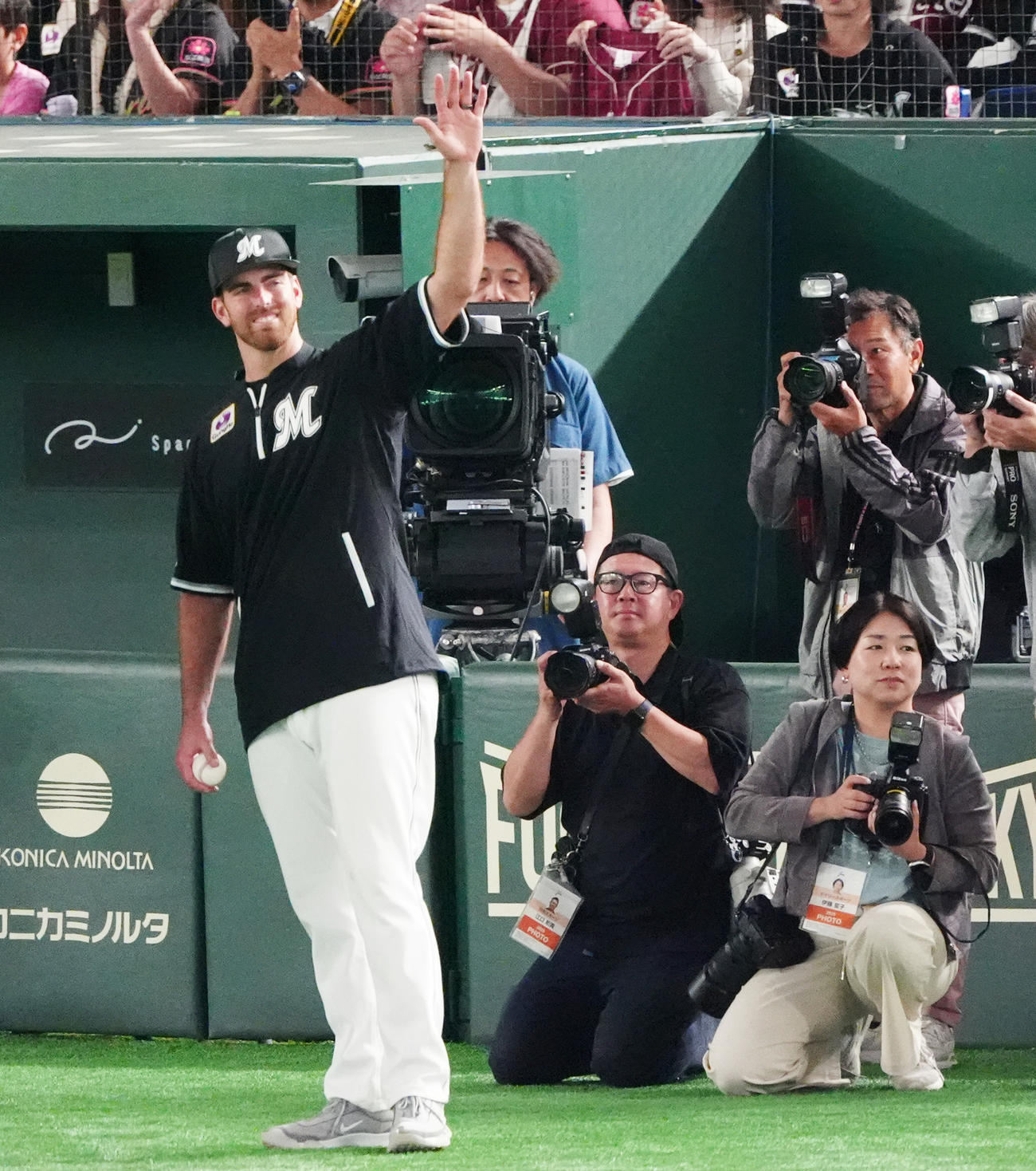 楽天対ロッテ　来日初勝利を挙げファンに手を振るロッテのサモンズ（撮影・清水貴仁）