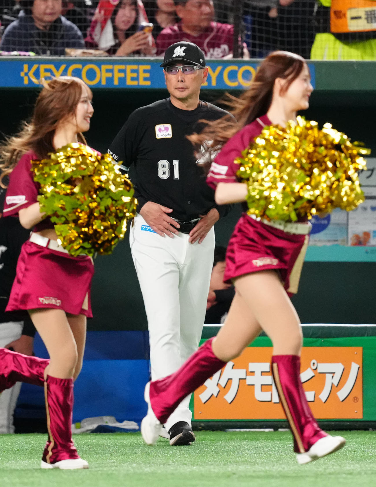 楽天対ロッテ　7回裏開始前、選手交代を告げに向かうロッテ吉井監督（撮影・江口和貴）