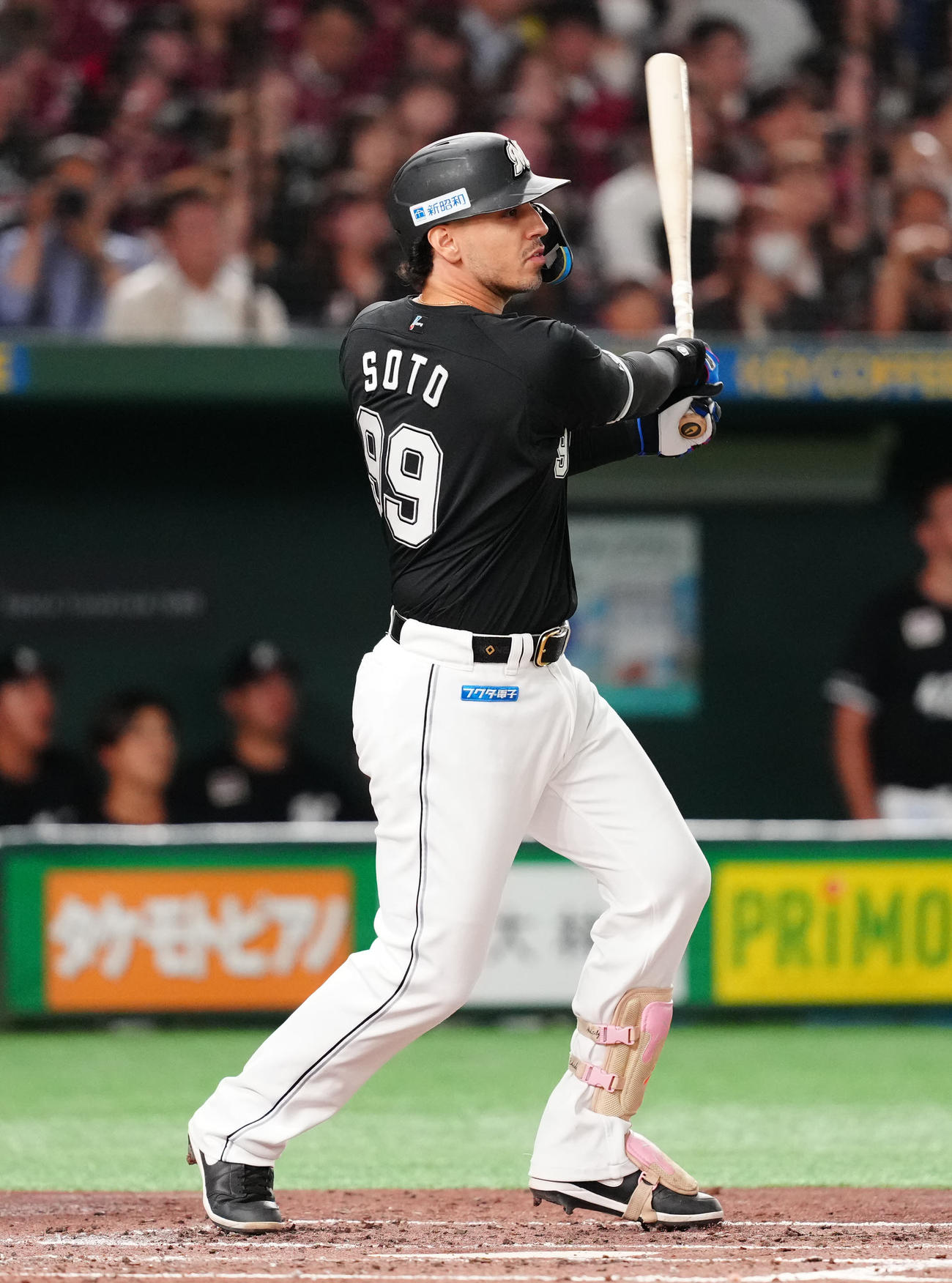 楽天対ロッテ　3回表ロッテ1死一、三塁、中犠飛を放つソト（撮影・江口和貴）