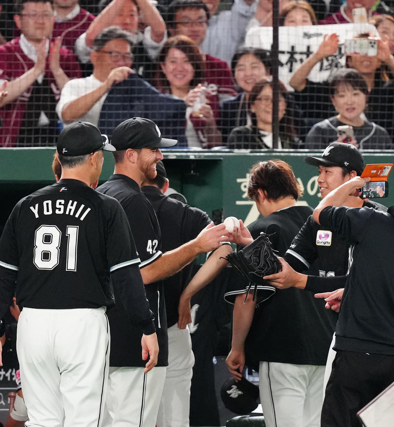 楽天対ロッテ　試合後、ロッテ木村（右）から勝利球を受け取るサモンズ（撮影・江口和貴）