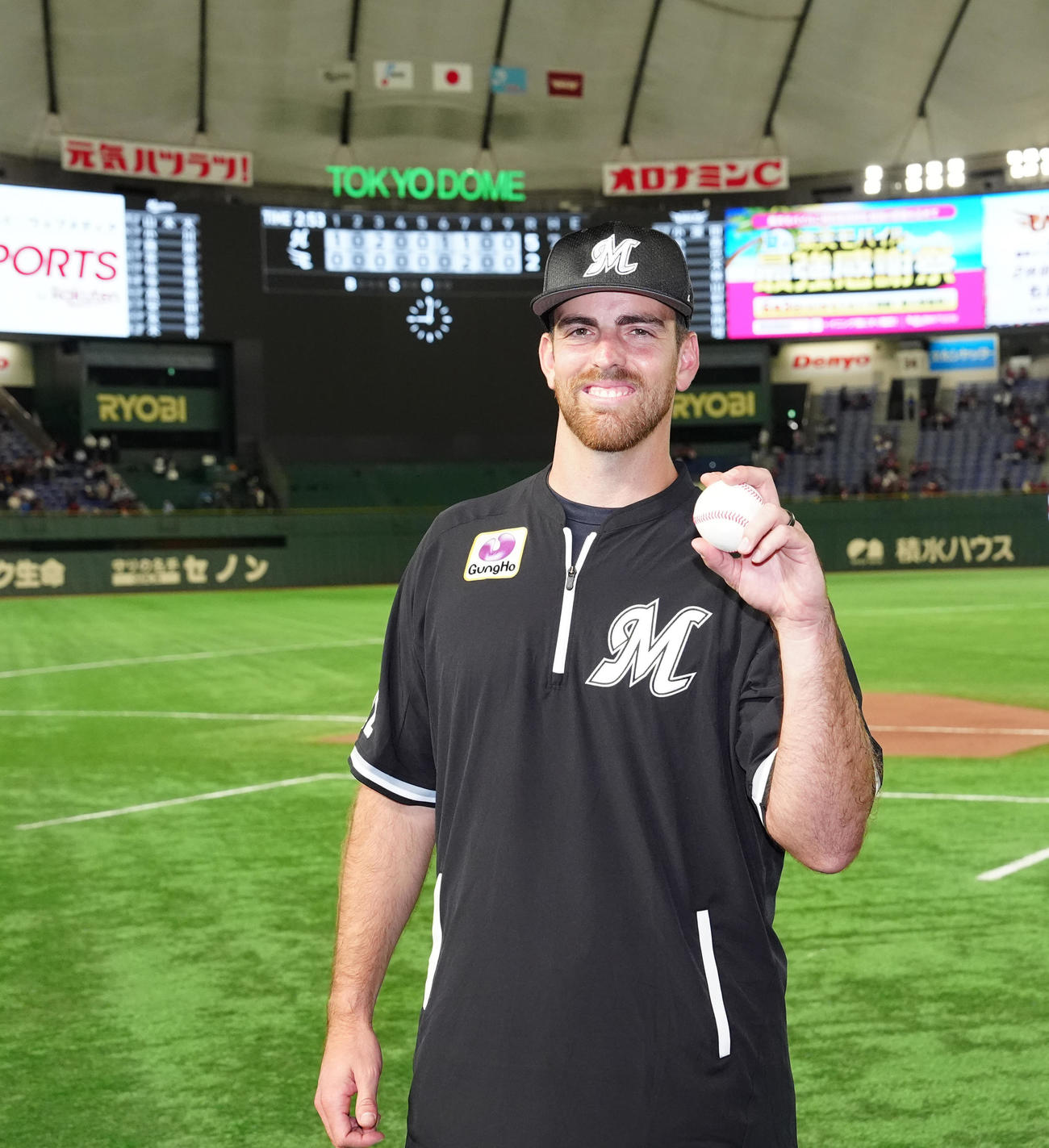 楽天対ロッテ　試合後、勝利球を手にするロッテ・サモンズ（撮影・江口和貴）