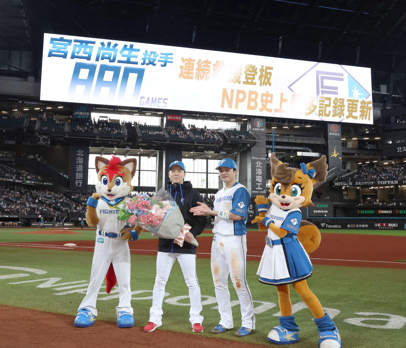 日本ハム対オリックス　連続救援登板新記録を達成し笑顔の宮西（左）と称える郡司（撮影・黒川智章）