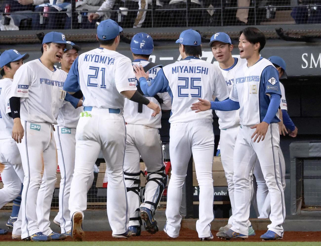 連続救援登板のプロ野球記録を塗り替え、チームメートから祝福を受ける日本ハム宮西（共同）