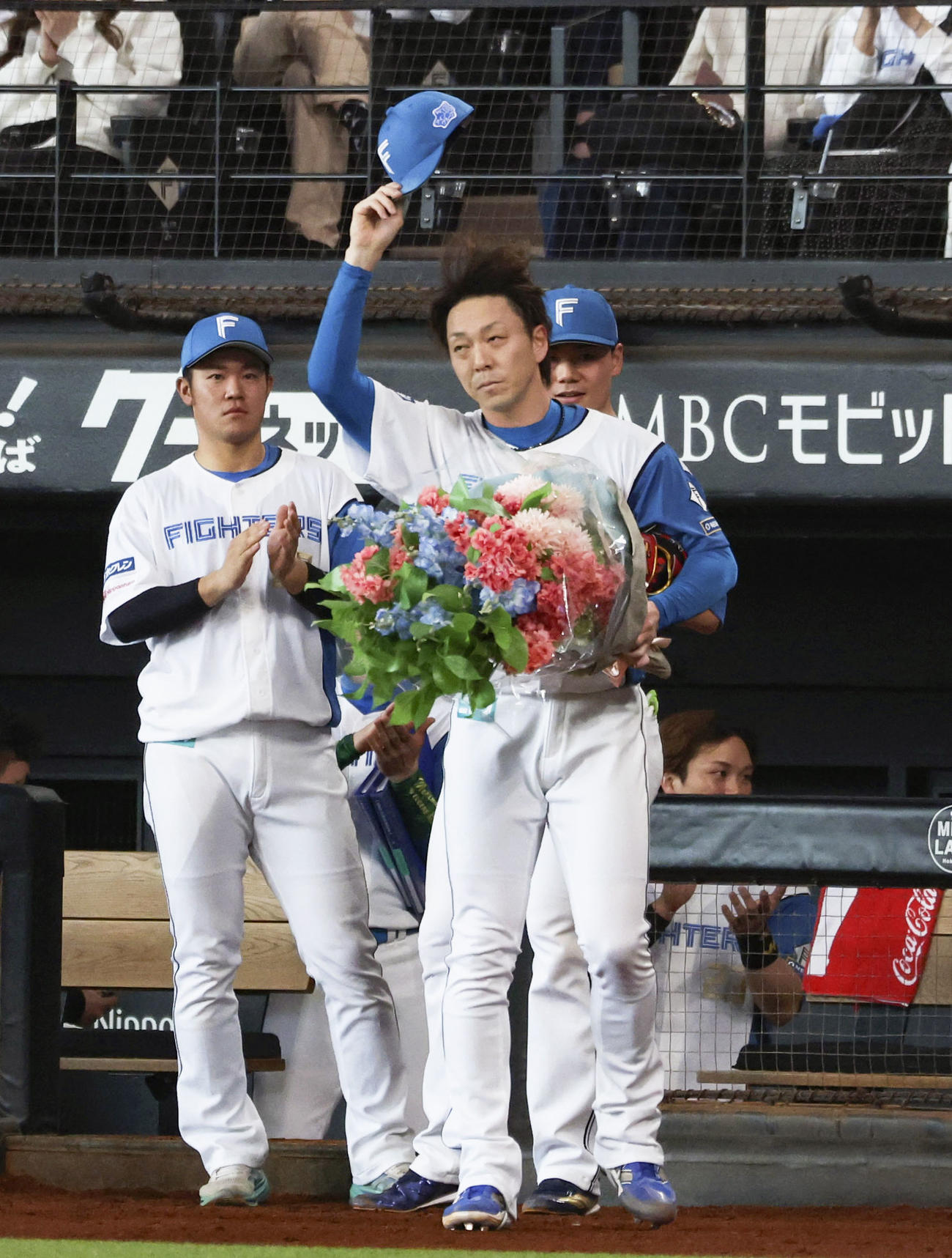 連続救援登板のプロ野球新記録を達成し、ファンの声援に応える日本ハム宮西（共同）