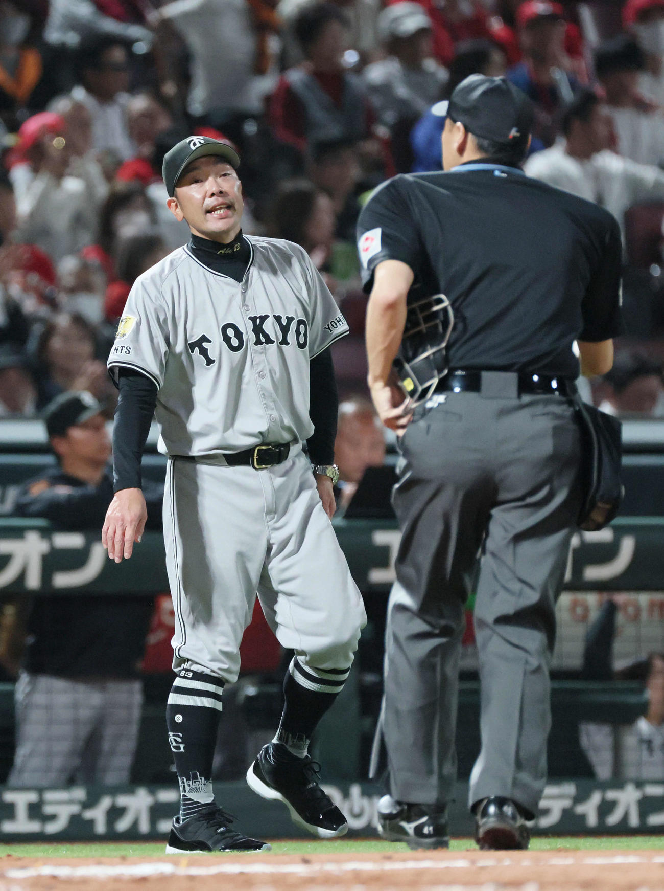 広島対巨人　8回表終了時、交代を告げる阿部監督（撮影・加藤孝規）