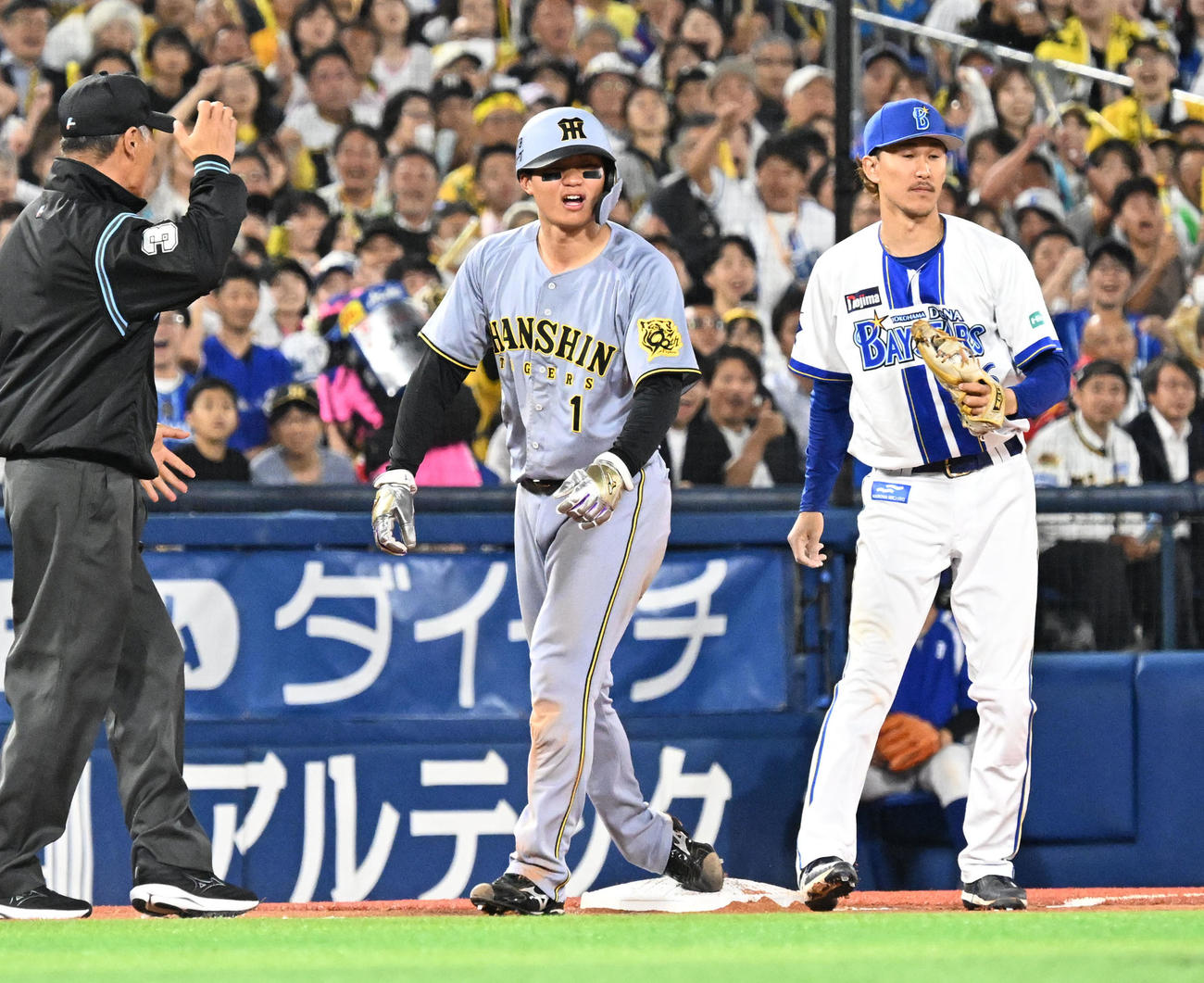 DeNA対阪神　4回表阪神無死一、二塁、大山の左飛の間にタッチアップで三塁を狙うが好返球に阻まれ併殺に倒れる森下（中央）。三塁手三森（撮影・千葉一成）
