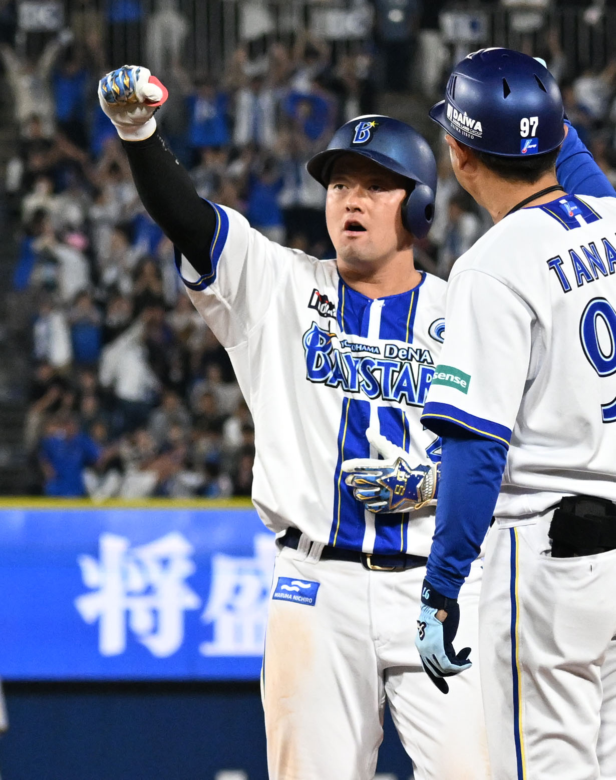 DeNA対阪神　8回裏DeNA2死一、二塁、先制適時打を放ち、ベンチに向かって拳を突き上げる牧（撮影・千葉一成）