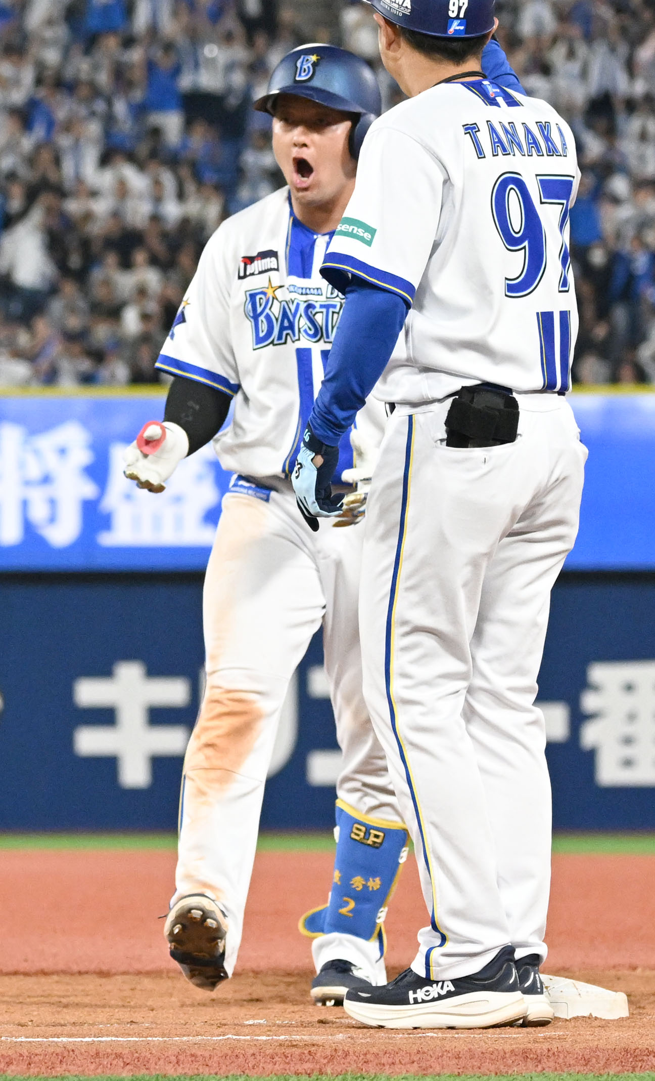 DeNA対阪神　8回裏DeNA2死一、二塁、先制適時打を放ち、吠える牧（撮影・千葉一成）