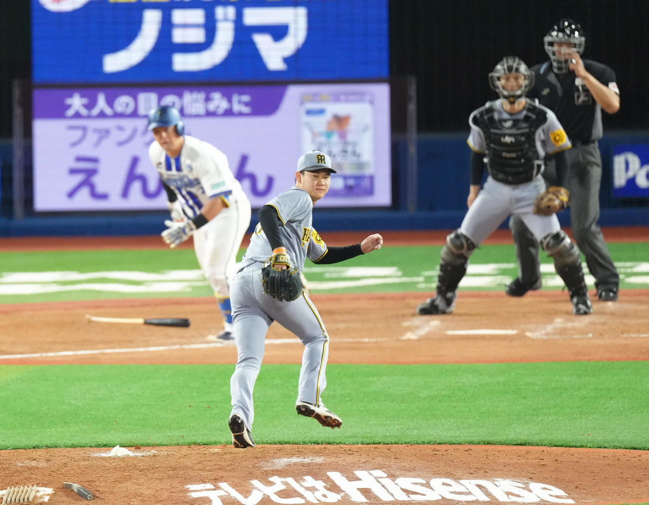 DeNA対阪神　8回裏DeNA2死一、二塁、牧に中前適時打を浴びた及川（撮影・足立雅史）
