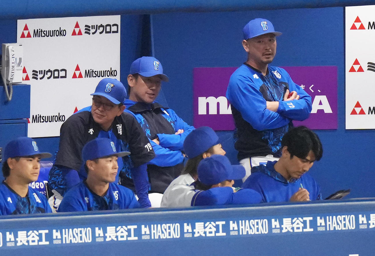 DeNA対阪神　戦況を見つめるDeNA三浦監督（後方中央）（撮影・足立雅史）