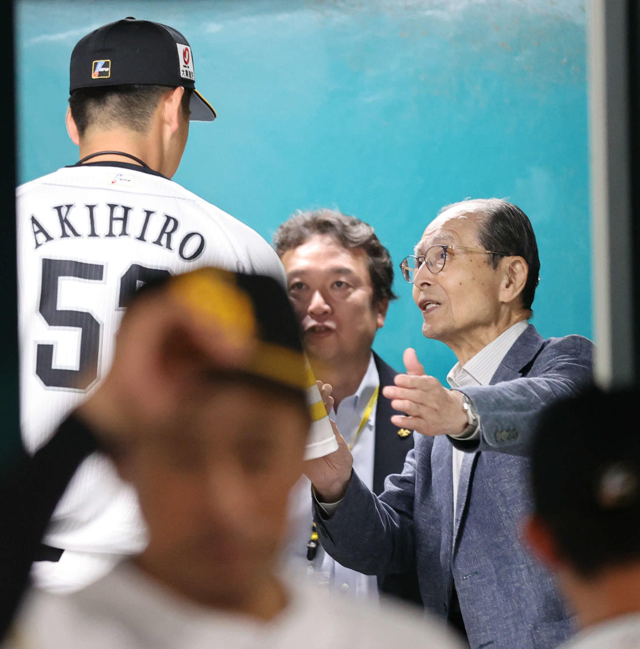 ソフトバンク対西武　西武に勝利しベンチ裏で秋広を出迎える王球団会長（撮影・梅根麻紀）
