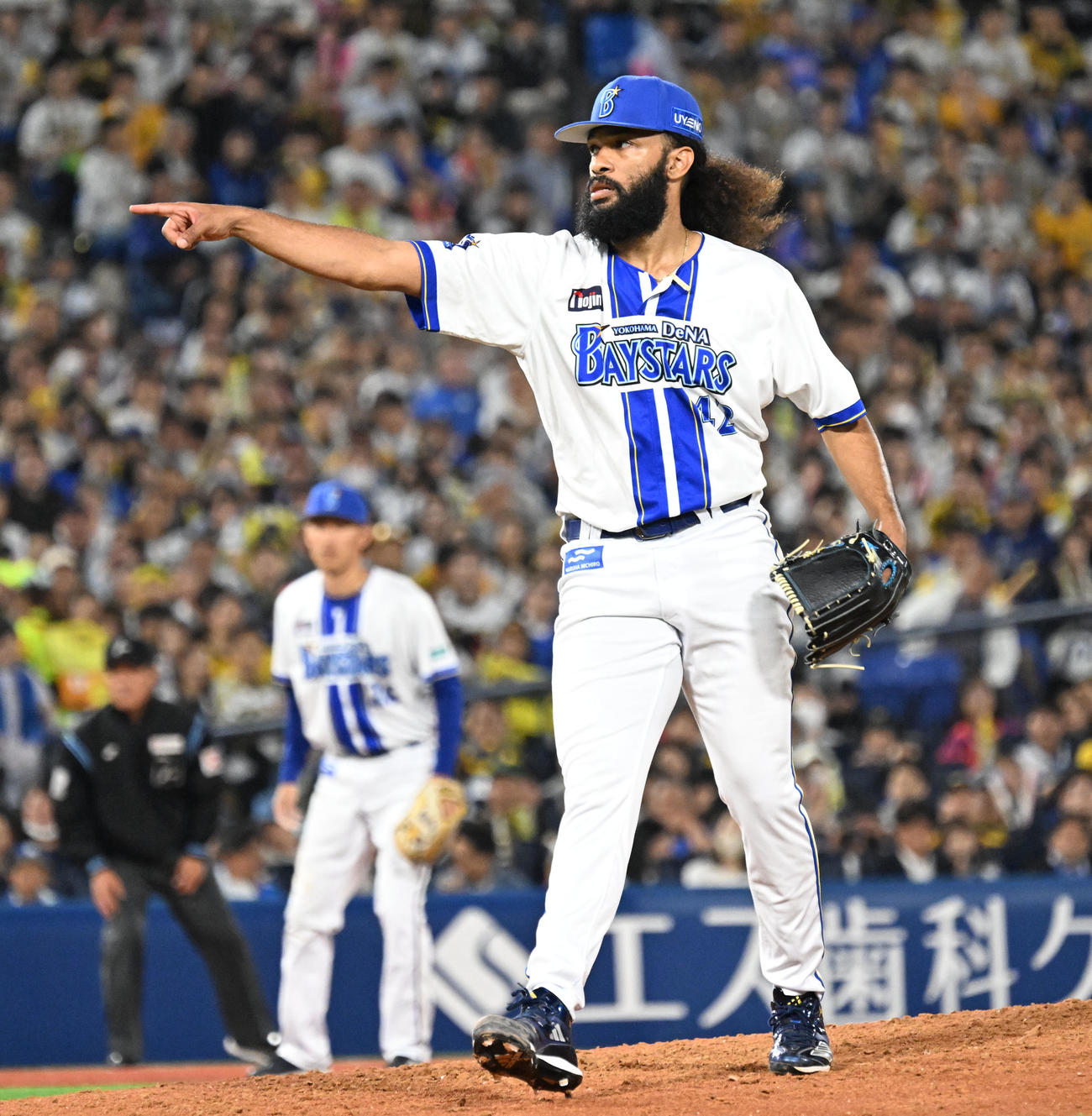 DeNA対阪神　7回表阪神1死一、二満塁、
代打糸原健斗のスイングをアピールするジャクソン（撮影・千葉一成）