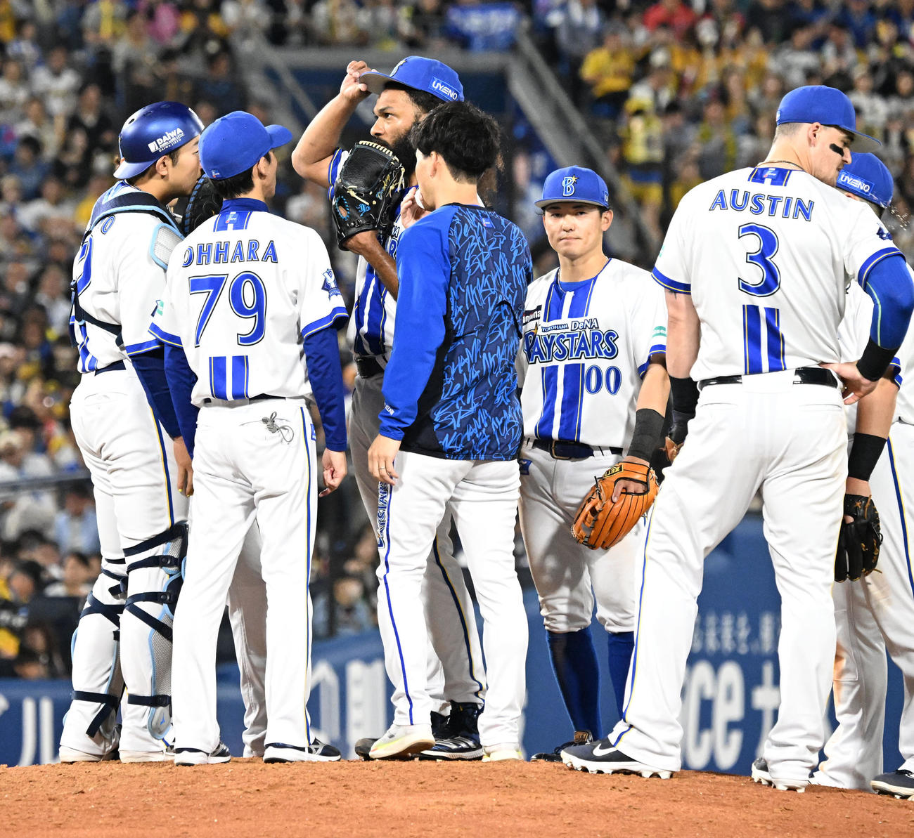 DeNA対阪神　7回表阪神1死二塁、坂本に四球を与え、ピンチを迎えたジャクソン（左から3人目）に集まるDeNA内野陣ら（撮影・千葉一成）