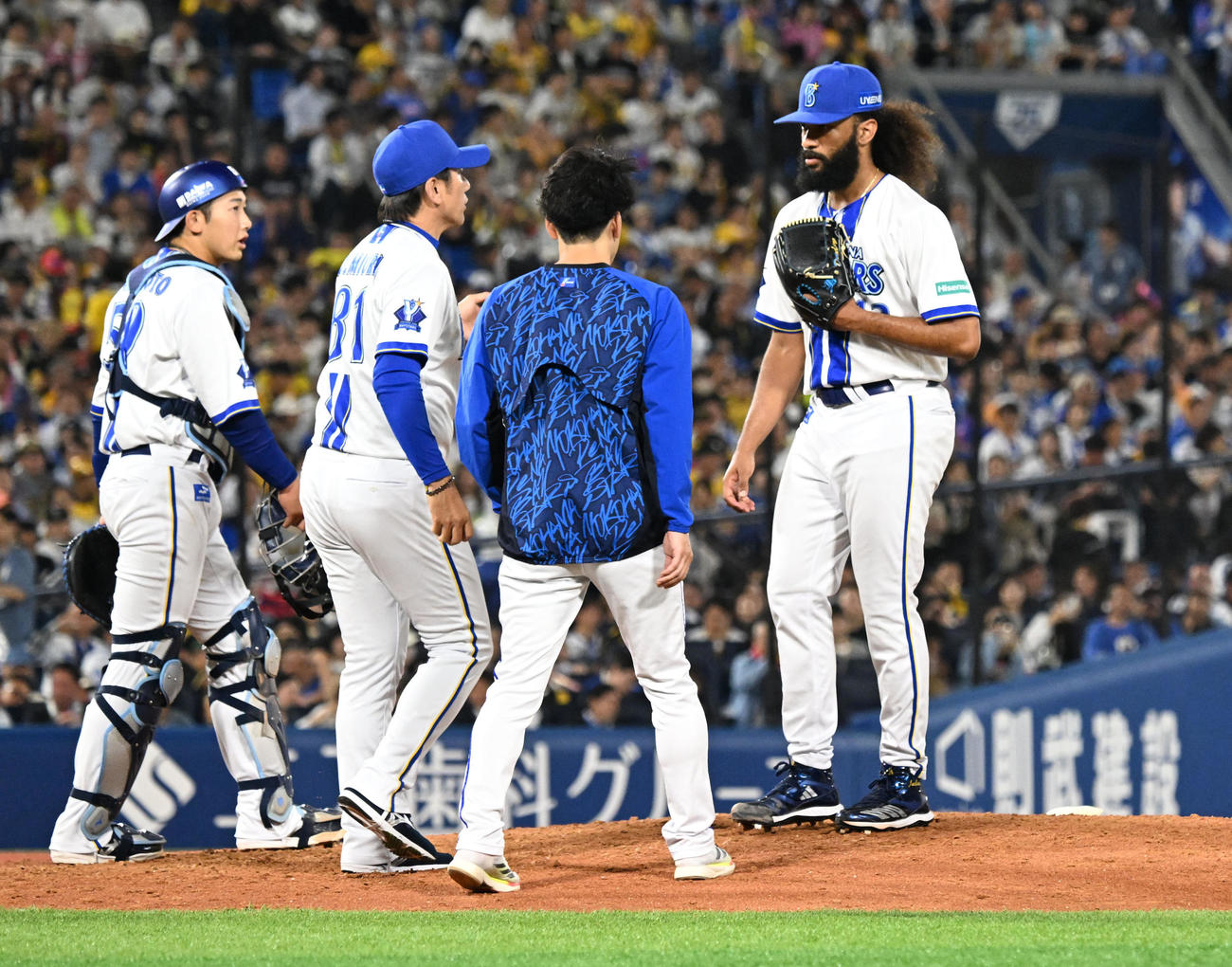 DeNA対阪神　7回表阪神2死満塁、ピンチを迎え、DeNA三浦監督（左から2人目）に降板を告げられるジャクソン（撮影・千葉一成）