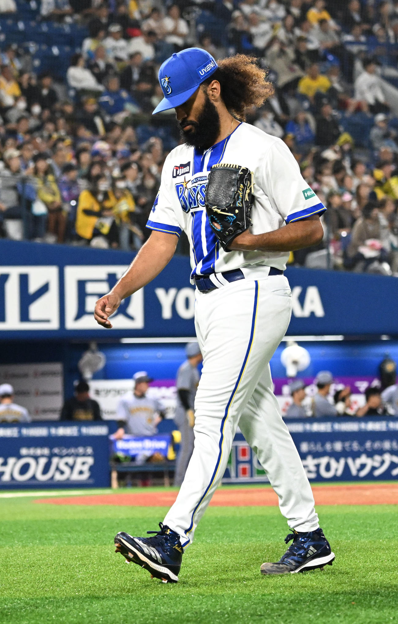DeNA対阪神　7回表阪神2死満塁、ピンチを招き、降板するジャクソン（撮影・千葉一成）