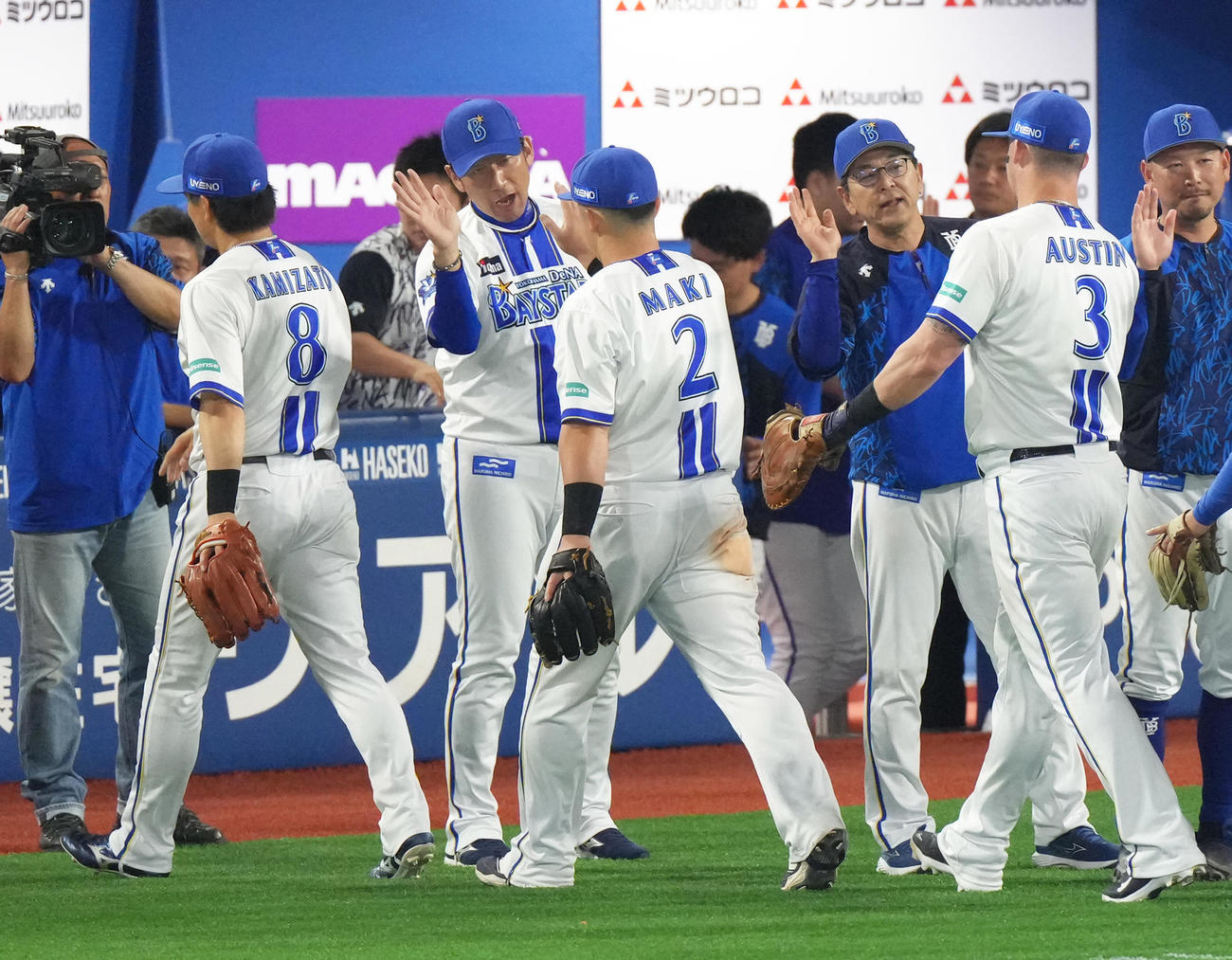 DeNA対阪神　阪神に勝利しタッチを交わすDeNA三浦監督（中央左）と牧（同右）（撮影・足立雅史）