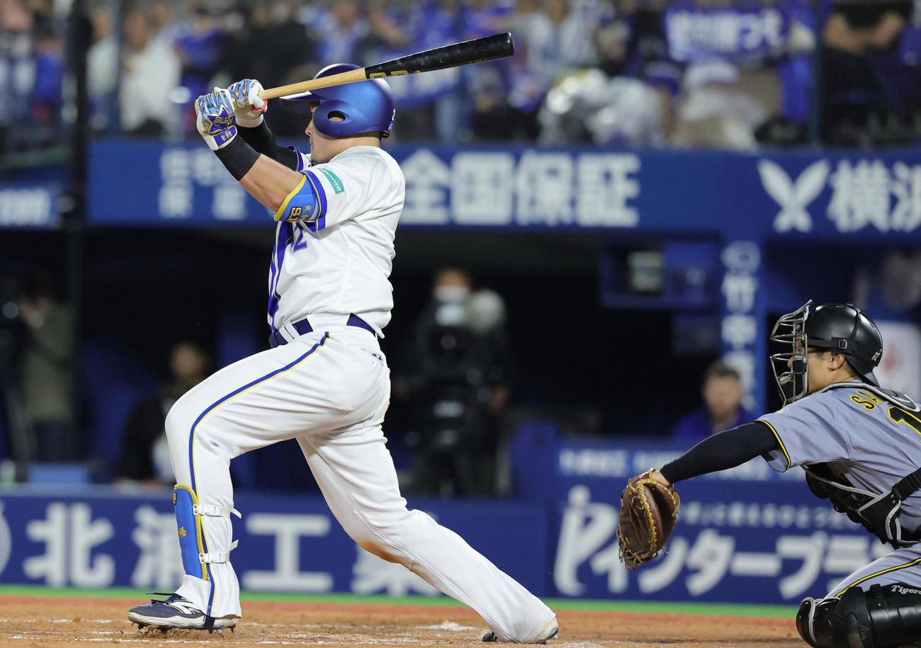 DeNA対阪神　8回裏DeNA2死一、二塁、中前先制適時打を放つ牧（撮影・野上伸悟）