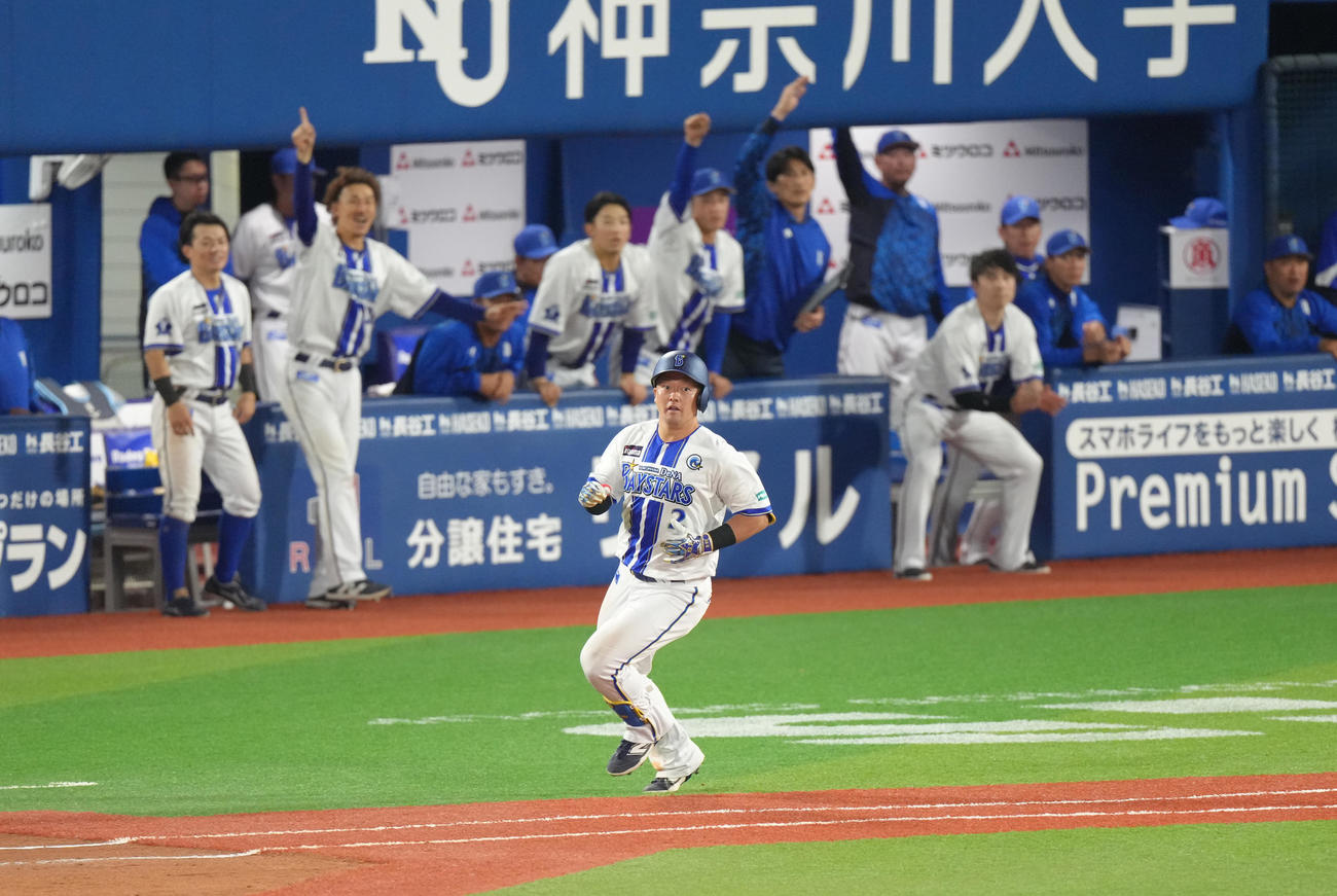 DeNA対阪神　8回裏DeNA2死一、二塁、牧は中前適時打を放つ（撮影・足立雅史）