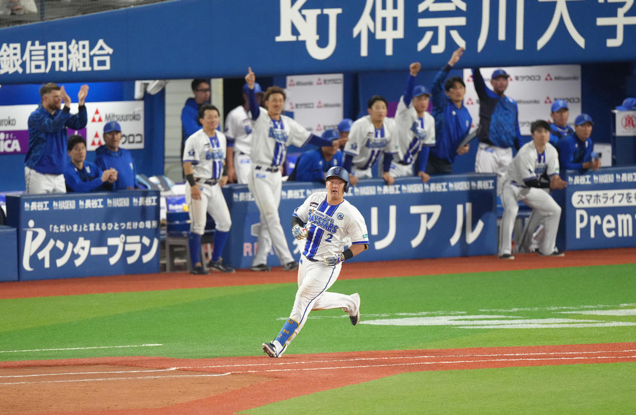 DeNA対阪神　8回裏DeNA2死一、二塁、牧は中前適時打を放つ（撮影・足立雅史）