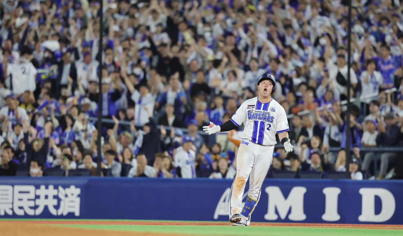 DeNA対阪神　8回裏DeNA2死一、二塁、中前先制適時打を放ち喜ぶ牧（撮影・野上伸悟）