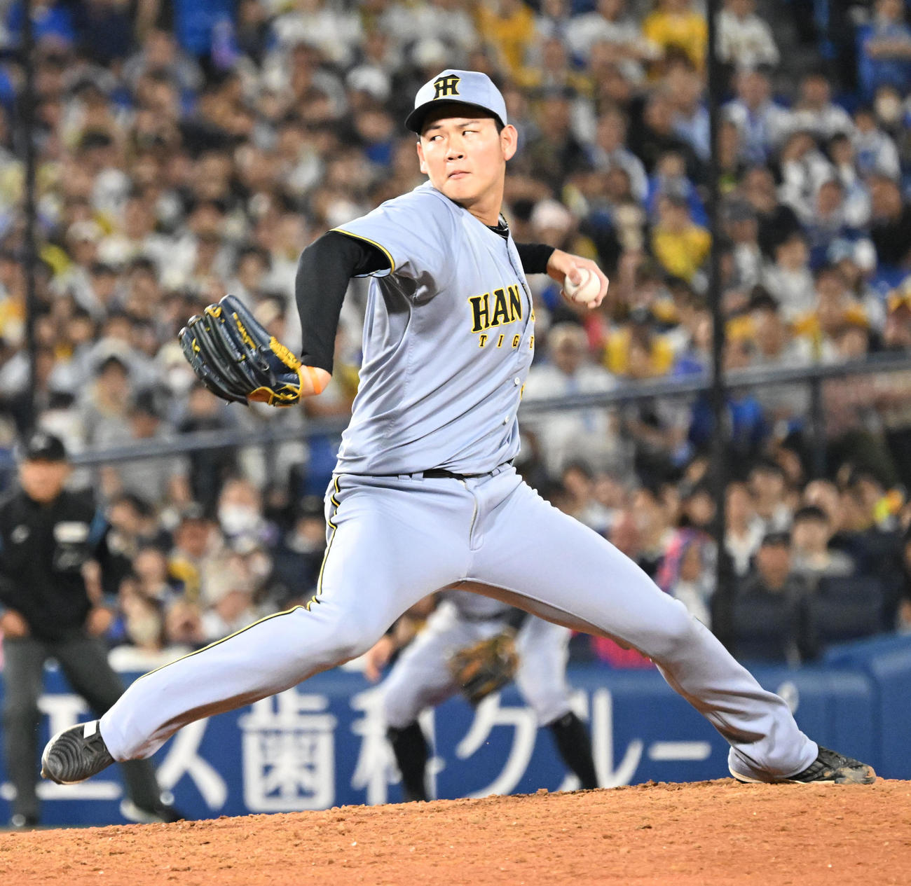 DeNA対阪神　8回に登板した阪神及川（撮影・千葉一成）