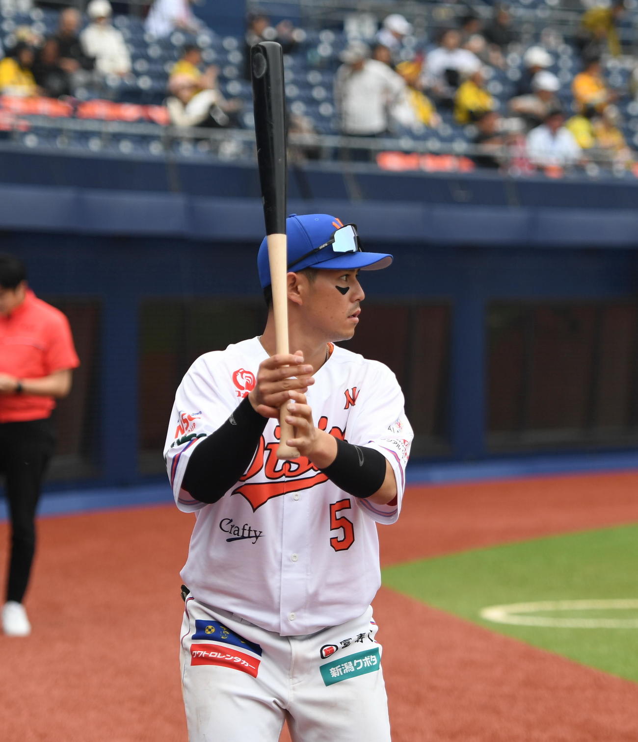 オイシックス対阪神　試合後、ベンチ前で素振りをするオイシックス大川（撮影・小林忠）