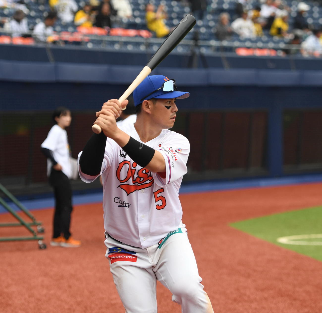 オイシックス対阪神　試合後、ベンチ前で素振りをするオイシックス大川（撮影・小林忠）
