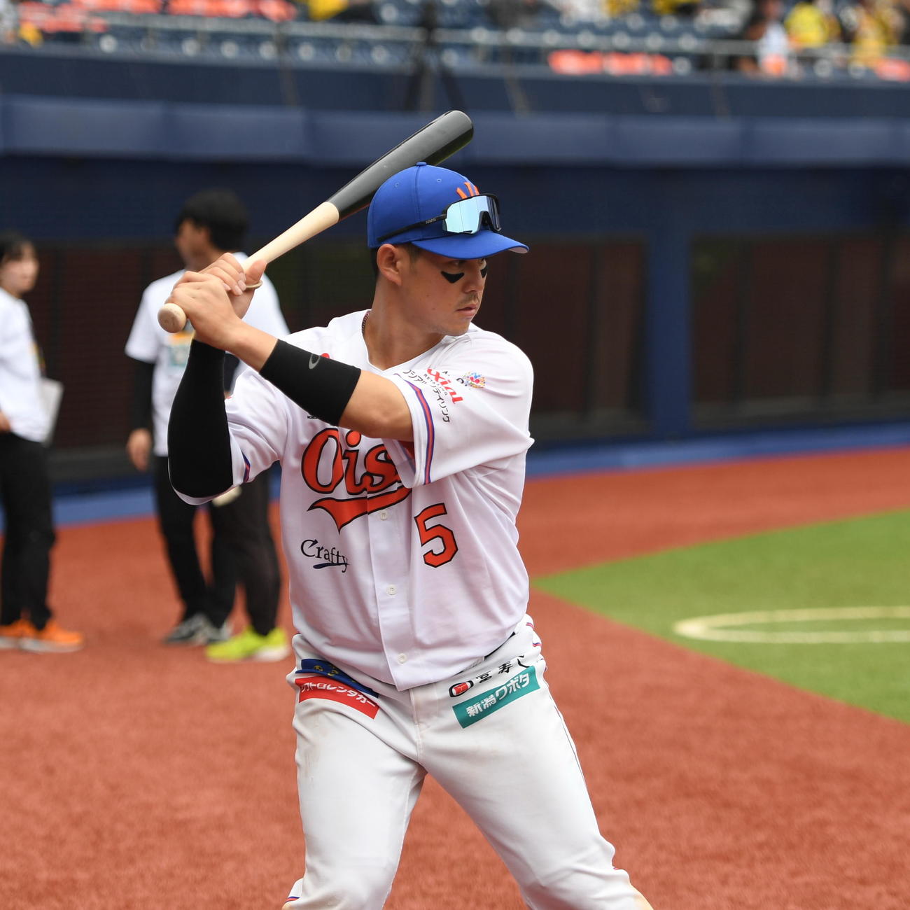 オイシックス対阪神　試合後、ベンチ前で素振りをするオイシックス大川（撮影・小林忠）