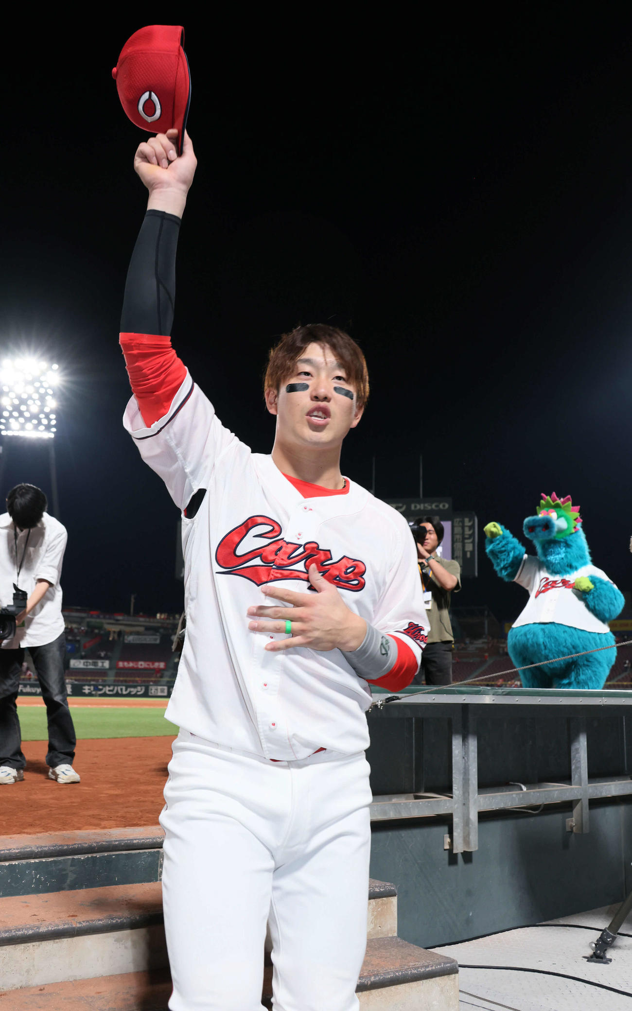 広島対巨人　ファンの声援に応える小園（撮影・加藤孝規）