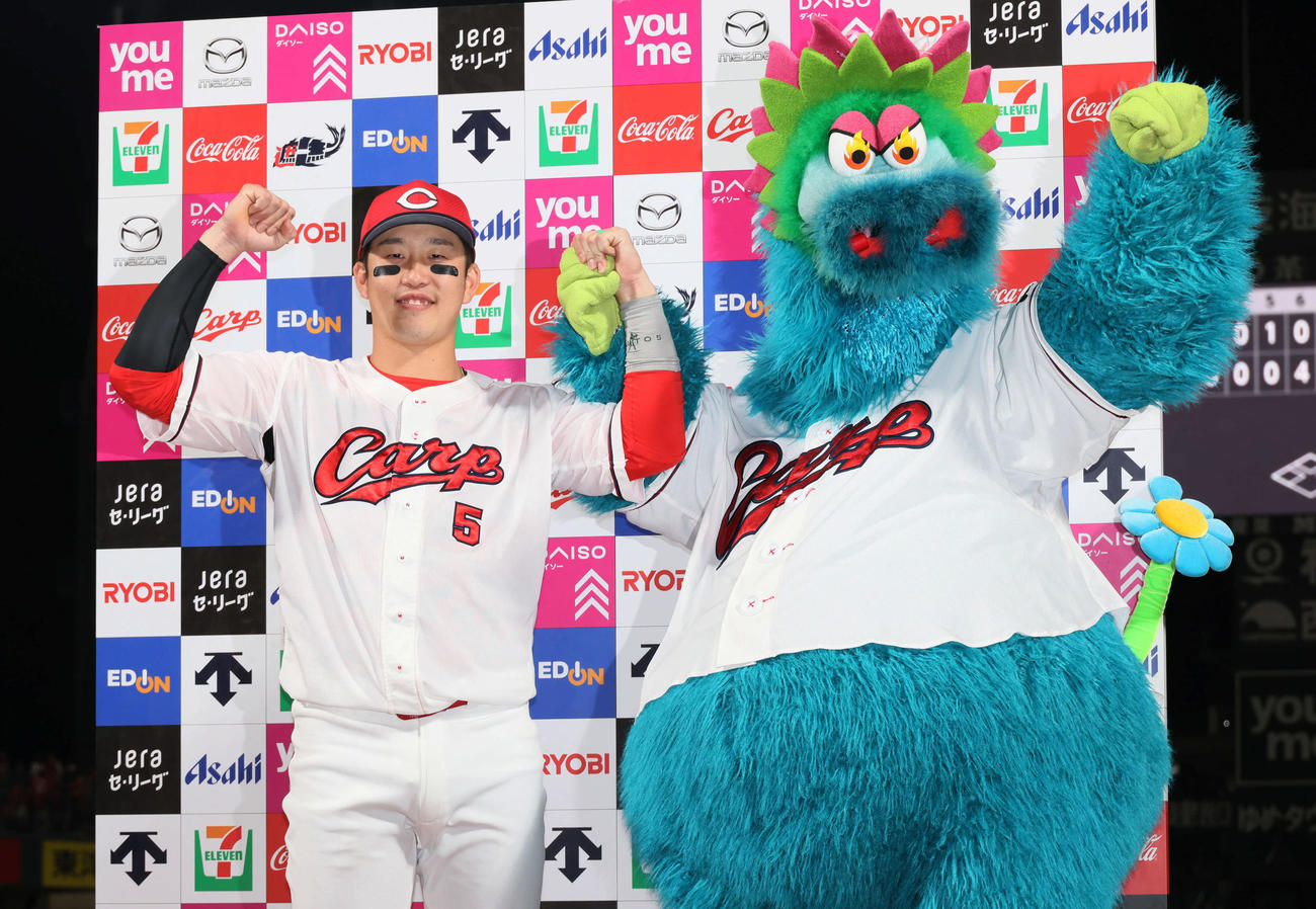 広島対巨人　お立ち台でスラィリーとポーズを決める小園（左）（撮影・加藤孝規）