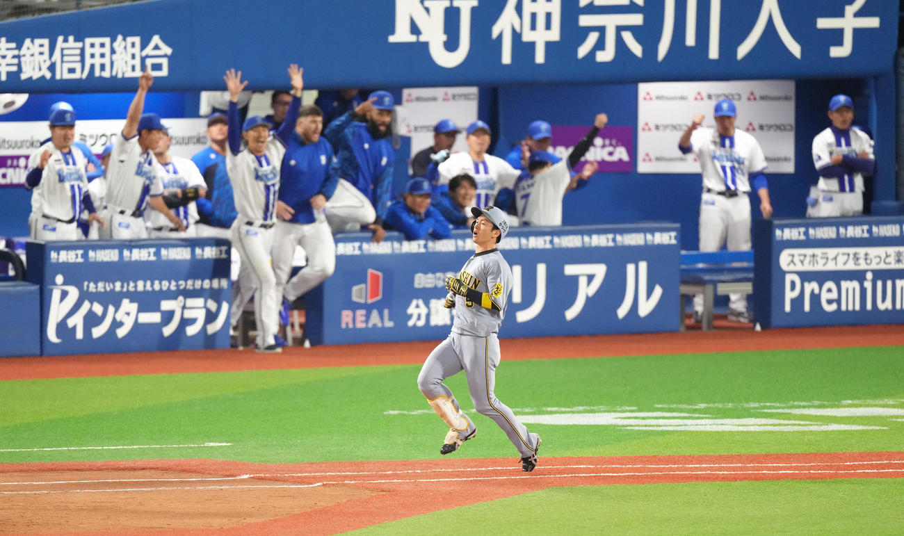 DeNA対阪神　9回表阪神2死一、二塁、近本（手前）は二ゴロに倒れる（撮影・足立雅史）