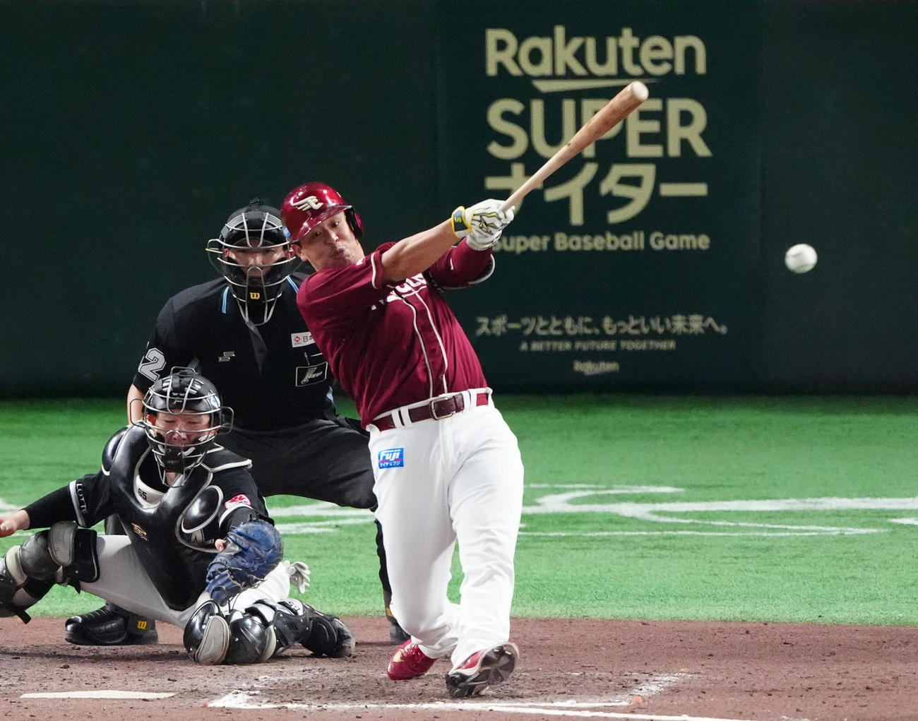 楽天対ロッテ　7回裏楽天2死一、二塁、左前適時打を放つ浅村（撮影・清水貴仁）