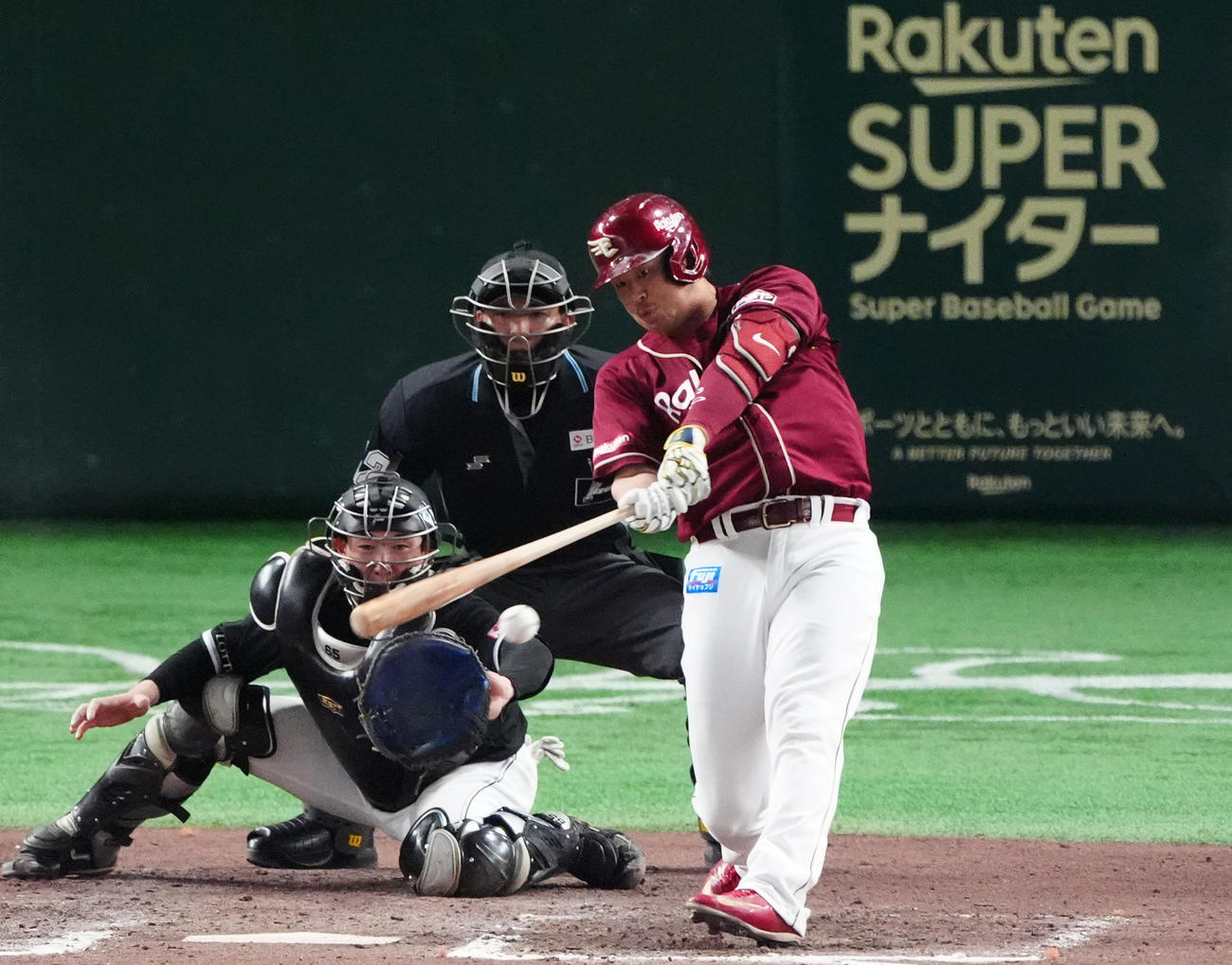 楽天対ロッテ　7回裏楽天2死一、二塁、左前適時打を放つ浅村（撮影・清水貴仁）
