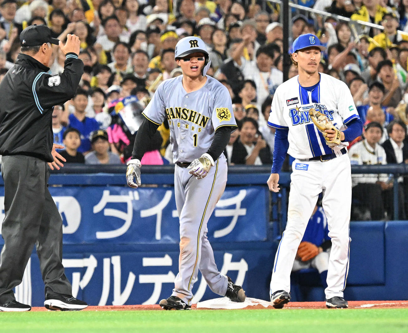 DeNA対阪神　4回表阪神無死一、二塁、大山の左飛の間にタッチアップで三塁を狙うが好返球に阻まれ併殺に倒れる森下（中央）。三塁手三森（撮影・千葉一成）