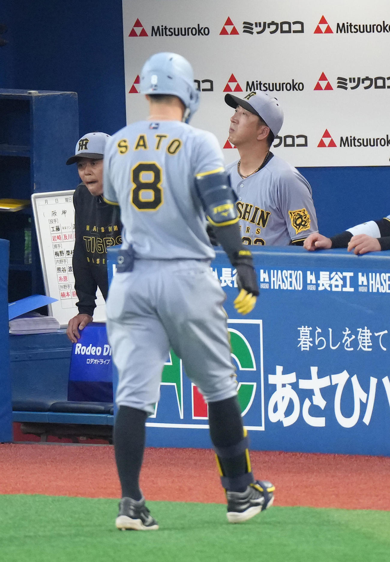 DeNA対阪神　2回表阪神無死、佐藤輝（左）が左飛に倒れ、浮かない表情を見せる藤川監督（撮影・足立雅史）
