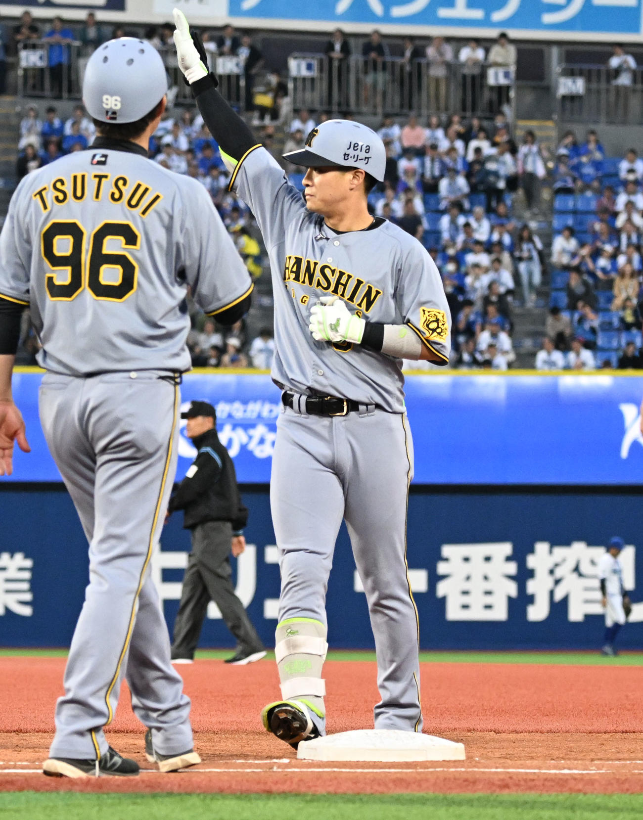 DeNA対阪神　3回表阪神無死、左前打を放ちベンチに向かってアピールする木浪（撮影・千葉一成）