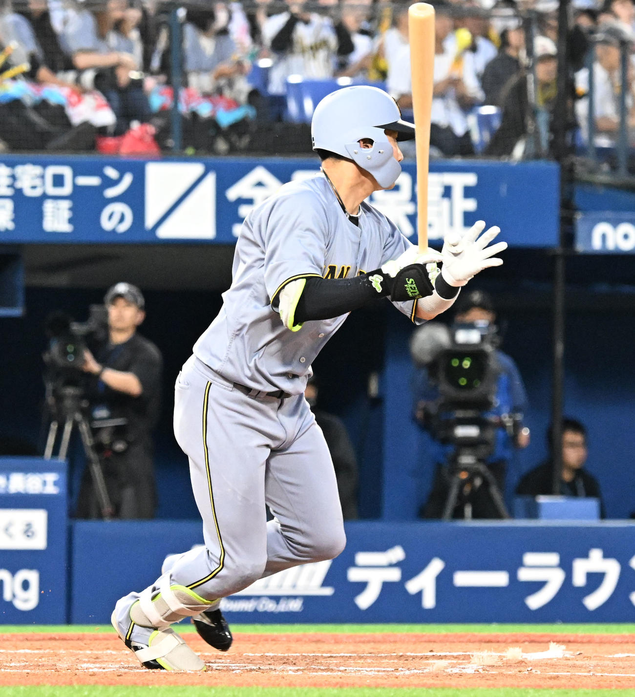 DeNA対阪神　3回表阪神無死、木浪が左前打を放つ（撮影・千葉一成）
