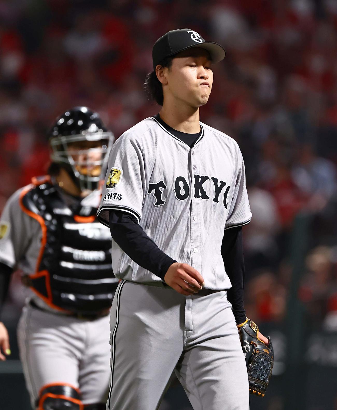 広島対巨人　6回、小園に逆転満塁本塁打を浴びた山崎は悔しそうな表情でベンチに引き揚げる（撮影・上田博志）