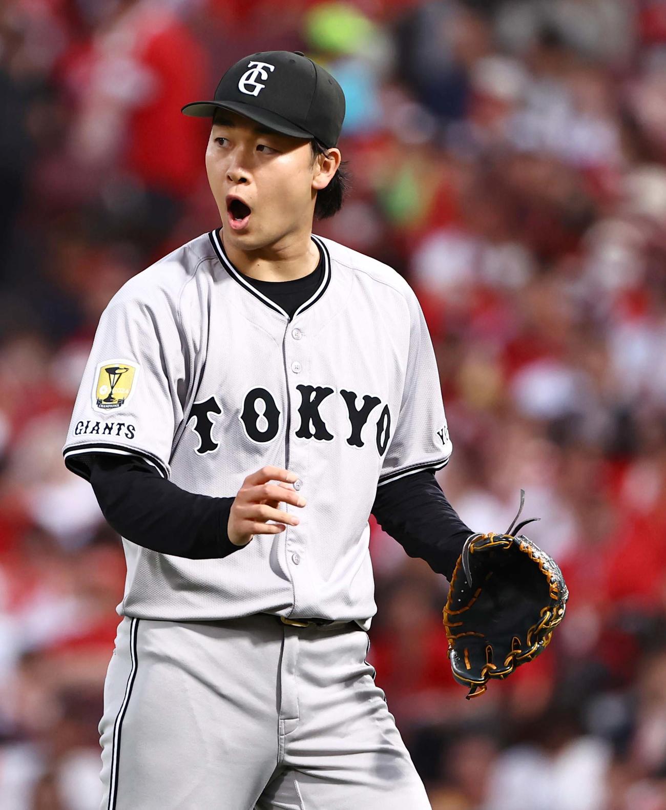 広島対巨人　好投する山崎は雄たけびを上げる（撮影・上田博志）