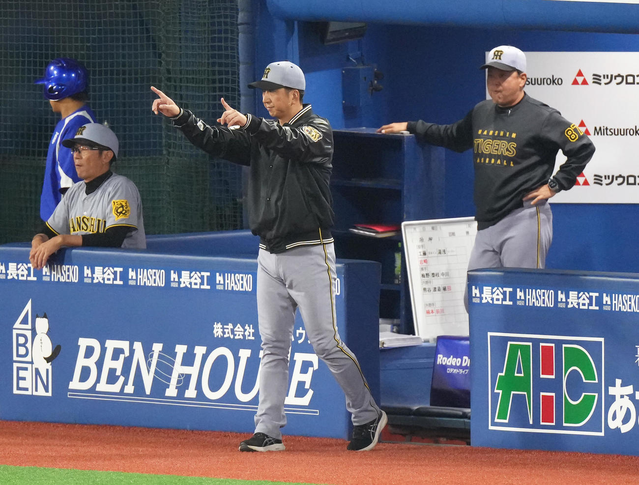 DeNA対阪神　8回裏DeNA2死一塁、代走石上の二塁盗塁セーフ判定にリプレー検証を求める藤川監督（中央）（撮影・足立雅史）