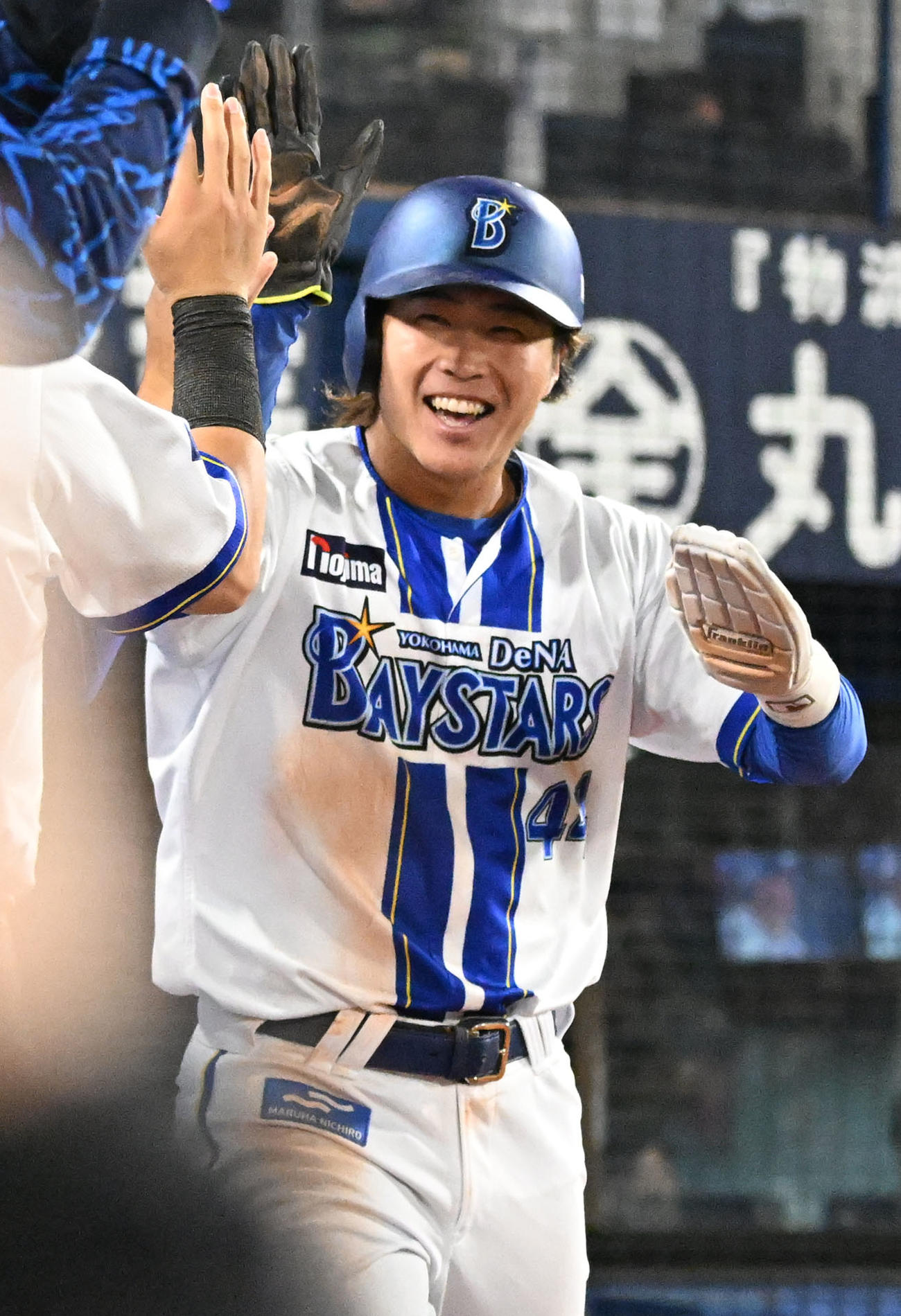 DeNA対阪神　8回裏DeNA2死一、二塁、牧の先制適時打で生還し、ナインに迎えられる代走石上（撮影・千葉一成）
