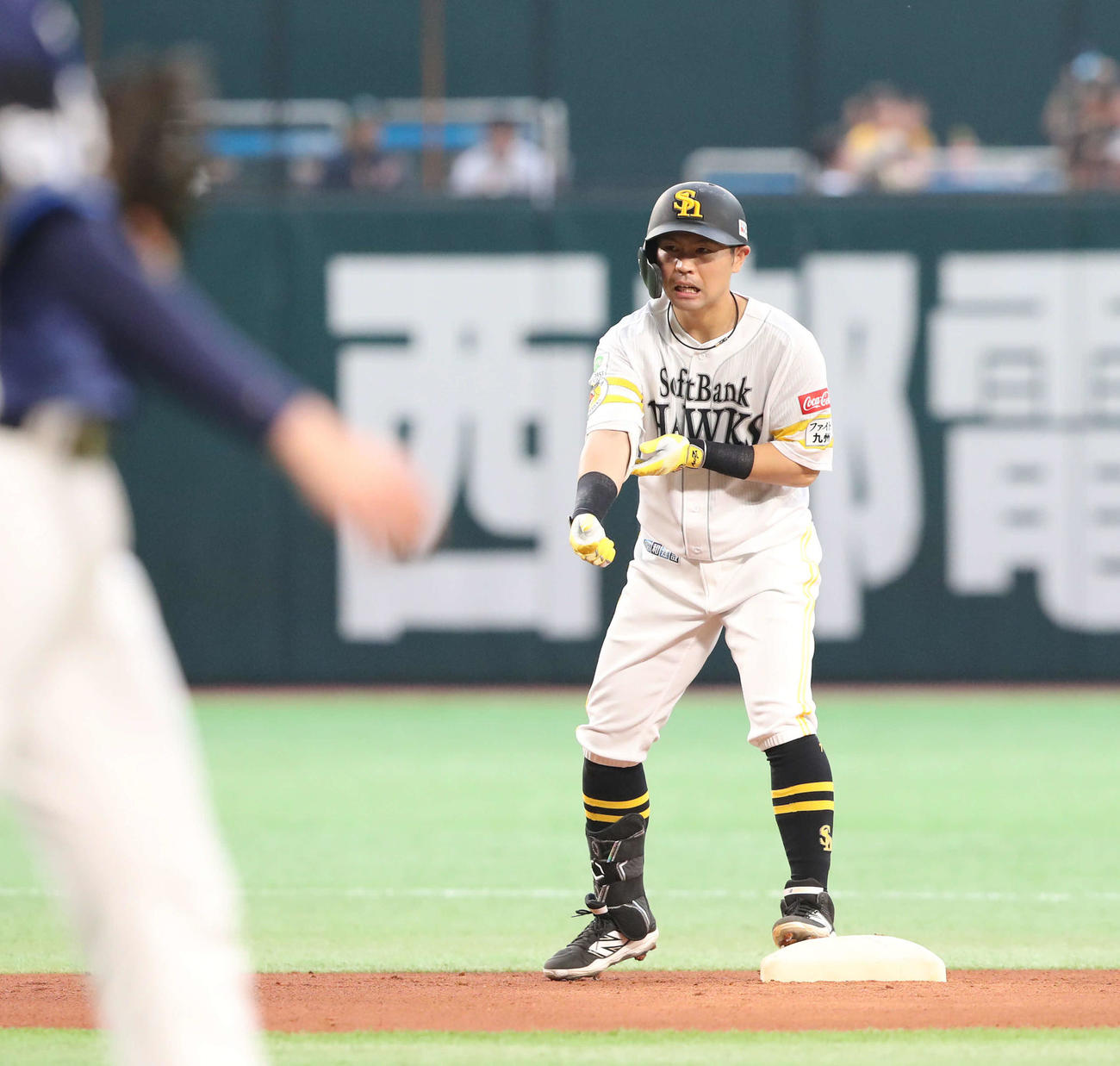 ソフトバンク対西武　2回裏ソフトバンク無死、中村は右越え二塁打を放つ（撮影・梅根麻紀）