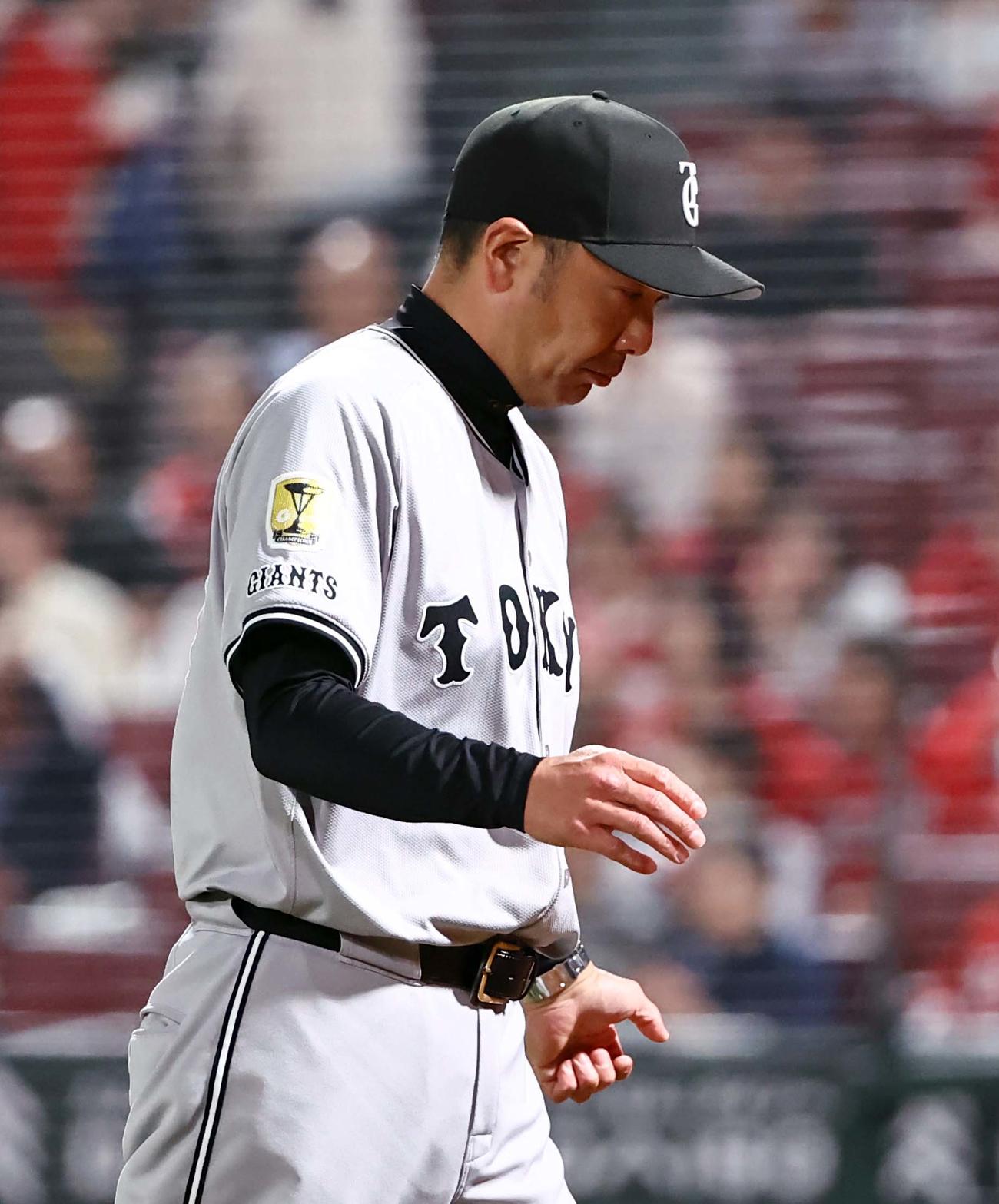 広島対巨人　選手交代を告げる阿部監督（撮影・上田博志）