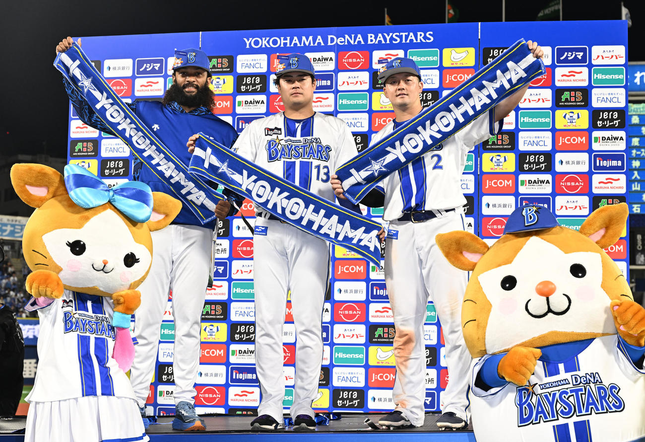 阪神に勝利し、お立ち台で記念撮影する、左からDeNAジャクソン、伊勢、牧（撮影・千葉一成）