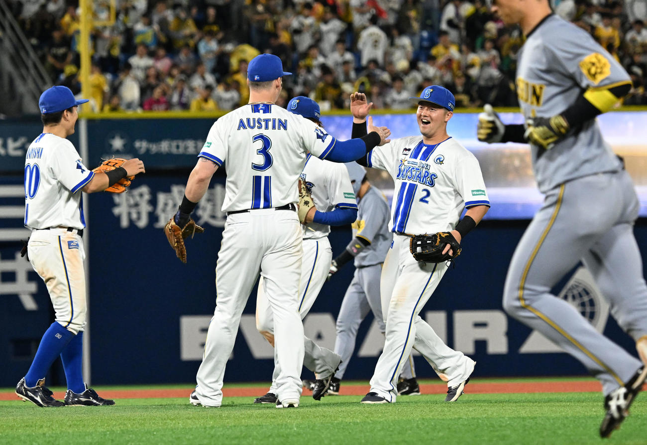阪神に勝利し、喜ぶ牧（右）らDeNAナイン（撮影・千葉一成）