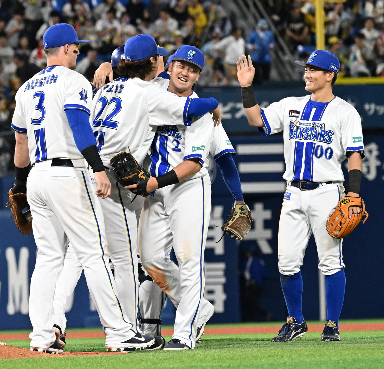 阪神に勝利し、入江と抱き合って喜ぶ牧（中央右）らDeNAナイン＝2025年5月15日