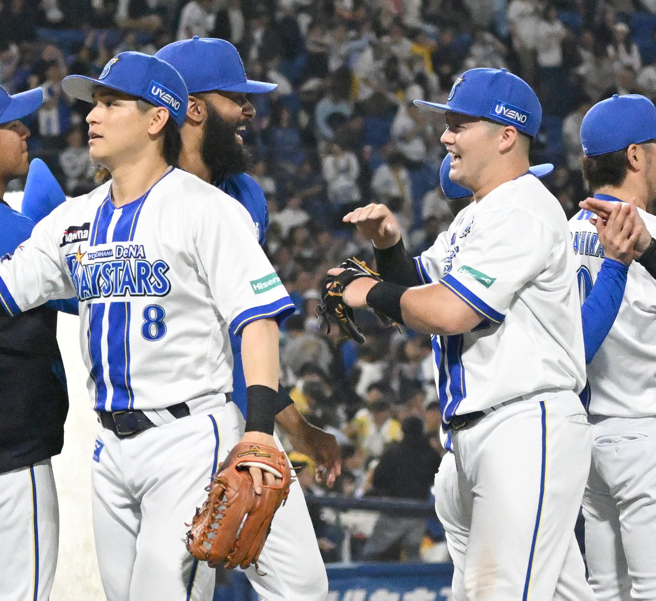阪神に勝利し、ジャクソン（左奥）らと喜ぶ牧秀悟（右）らDeNAナイン（撮影・千葉一成）