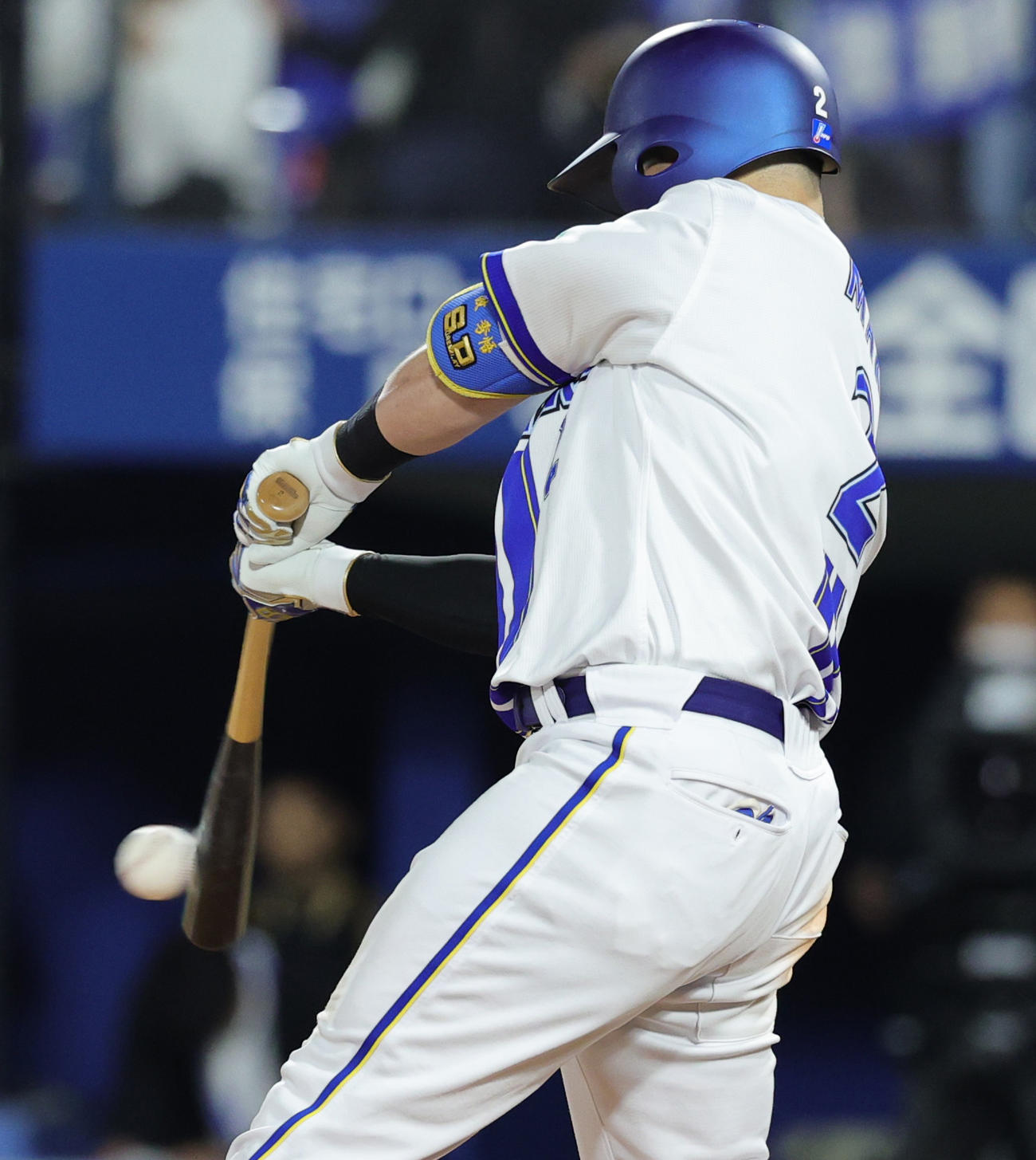 DeNA対阪神　8回裏DeNA2死一、二塁、中前先制適時打を放つ牧（撮影・野上伸悟）